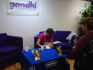 firma libros Gandhi tardes de lluvia